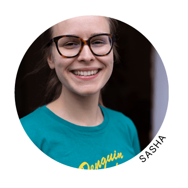 junge frau mit brille lacht herzlich