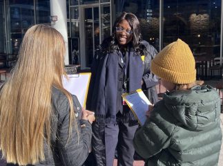 zwei Mädchen interviewen eine Piloton auf dem Flughafen
