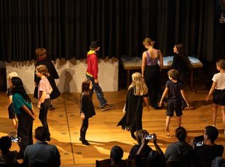 Pullach-So26-6730-web kinder tanzen verkleider im theaterstück