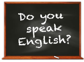 Kreidetafel mit Aufschrift Do you spek Englsih?